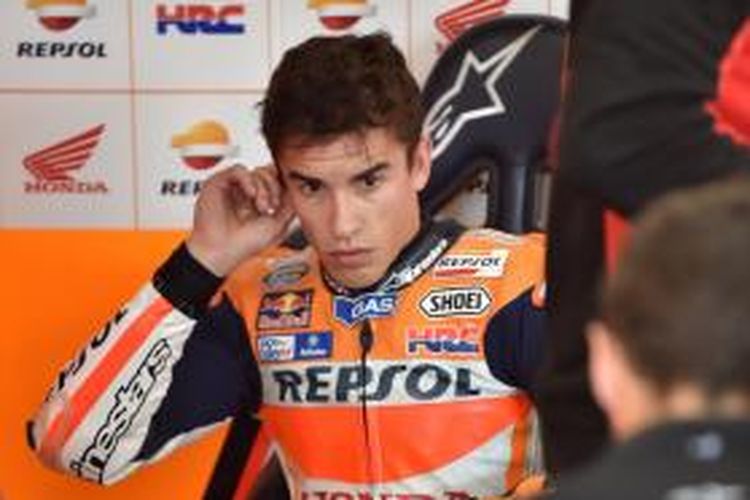 Pebalap Repsol Honda, Marc Marquez, menunggu di paddock saat sesi latihan bebas GP Jepang di Sirkuit Twin Ring Motegi, Jumat (9/10/2015).