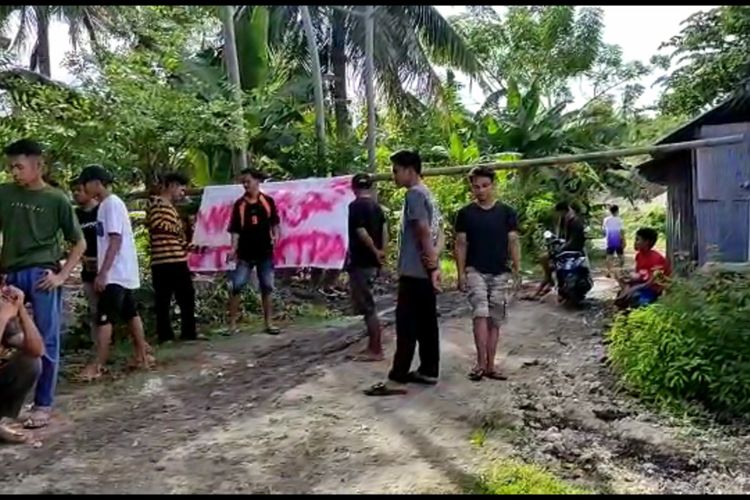 Warga di Kecamatan Binung dan Kecamatan Rinambung, Polewali Mandar, Sulawesi Barat, menolak adanya Tempat Pembuangan Akhir (TPA) yang berada di dekat permukiman mereka.