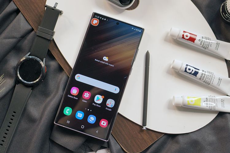 Samsung Galaxy S22 Ultra kini datang dengan S Pen dan memiliki kompartemen khusus untuk menyimpan stylus itu
