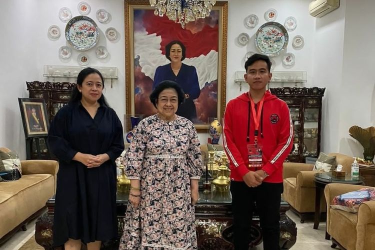 Seusai mengikuti Sekolah Partai Demokrasi Indonesia Perjuangan (PDI-P) di Lenteng Agung, Jakarta Selatan, Wali Kota Solo Gibran Rakabuming bertemu dengan Ketua Umum PDI-P Megawati Soekarnoputri.