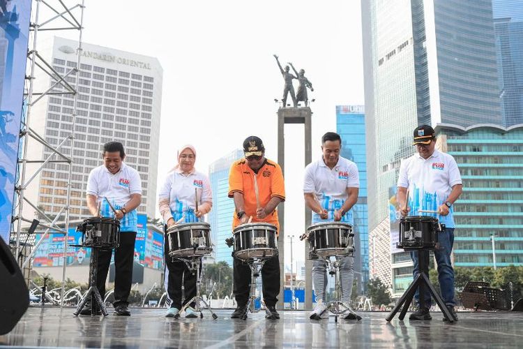 Wagub DKI Jakarta Rano Karno dalam bincang santai ?Chit-Chat? di kawasan Bundaran Hotel Indonesia (HI), Jakarta Pusat, Minggu (30/11/2025). 