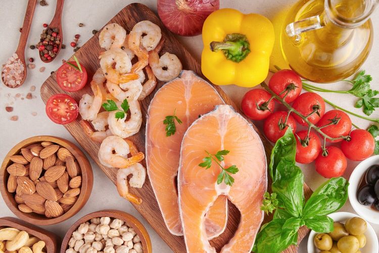 Ilustrasi makanan yang mengandung berbagai nutrisi. Beberapa nutrisi penting untuk Anda konsumsi karena dapat mengurangi stres dari dalam. Nutrisi ini, seperti vitamin B dan asam lemak omega-3.