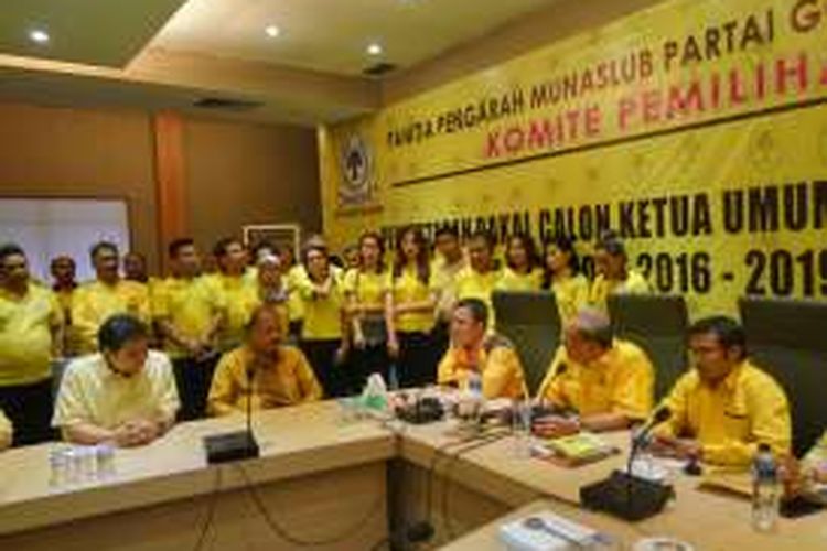 Sejumlah wanita tampak mendampingi bakal calon ketua umum Golkar, Airlangga Hartarto, saat mendaftarkan diri sebagai bakal caketum Golkar di Kantor DPP Partai Golkar, Rabu (4/5/2016).