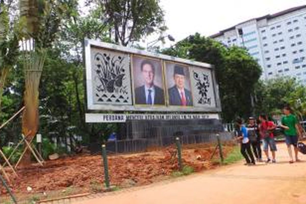 Inilah kondisi taman di Jalan Medan Merdeka Utara, seberang Istana Negara, Rabu (20/11/2013). Tadinya ada lima pohon palem di depan papan foto itu, namun Staf Setneg meminta untuk mencabutnya lantaran mengganggu foto Presiden.