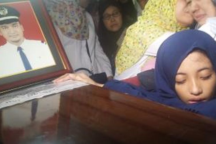 Anak pertama almarhum Yudhistira Febby Ariyanto memeluk peti jenazah