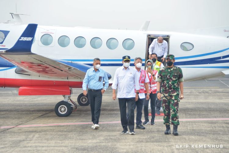 Menteri Perhubungan Budi Karya Sumadi uji coba runway hasil revitalisasi Bandara Halim Perdanakusuma, Selasa (12/7/2022).