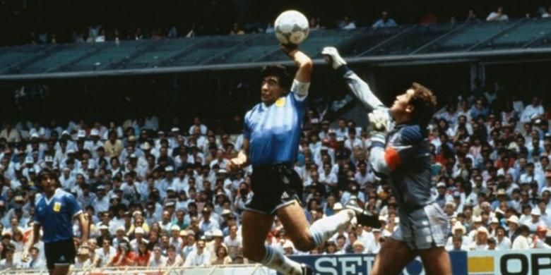 Pemain Argentina, Diego Maradona (tengah), mencetak gol menggunakan tangannya ke gawang Inggris yang dijaga Peter Shilton (kanan), pada babak perempat final Piala Dunia 1986.