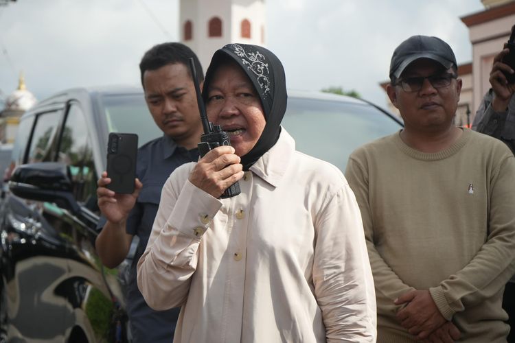 Menteri Sosial (Mensos) Tri Rismaharini saat melakukan uji coba jaringan RAPI di Sumatera Barat, Kamis (16/5/2024)