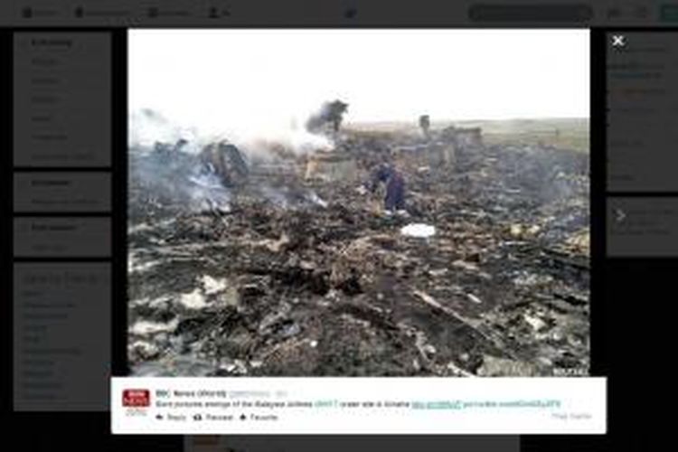 Gambar puing pesawat Malaysia Airlines MH17 yang diunggah akun @BBCWorld, akun BBC di Twitter, Kamis (17/7/2014).