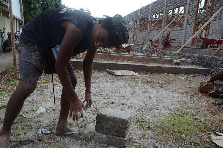 Rafid Marajabessy, putra ketiga wakil wali Kota Tidore Kepulauan, Maluku Utara yang bekerja sebagai kuli bangunan memindahkan material batako, Selasa (9/7/2019)