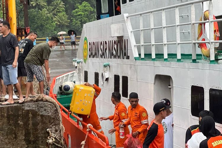 Tim SAR mengevakuasi warga terdampak erupsi Gunung Ruang di Pelabuhan Ferry Minanga, Tagulandang, Kabupaten Kepulauan Sitaro, Sulawesi Utara, Kamis (18/4/2024)
