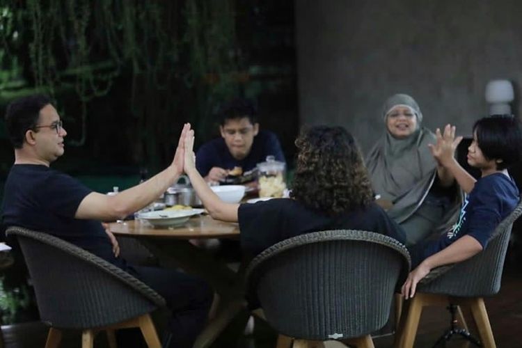 Gubernur DKI Jakarta Anies Baswedan bersama dengan keluarga saat makan malam di kediamannya, kawasan Lebak Bulus, Jakarta Selatan, Minggu (11/4/2021).