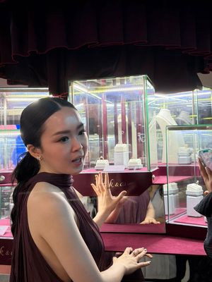 Frank & co., luxury jewellery brand terkemuka di Indonesia, berkolaborasi dengan desainer fesyen Monica Ivena, melalui peluncuran Love Poetry Promise Ring.