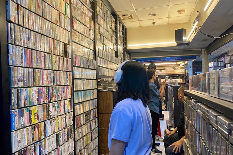 Pengunjung yang sedang mencari kaset musik jadul di pasar musik Blok M Square, Jakarta Selatan. 