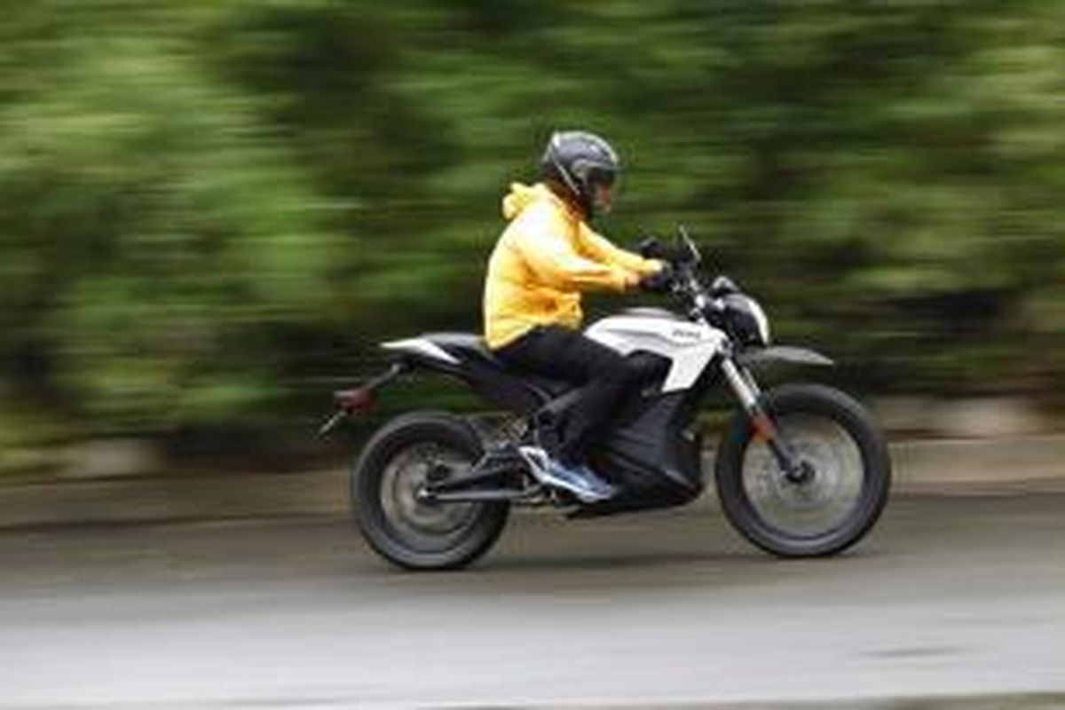 Tampilan motor listrik Zero DS ZF11.4 saat sesi pemotretan di Senayan, Jakarta, Selasa (3/2/2015). Motor buatan Amerika ini dioperasikan dengan tenaga baterai lithium-ion dan dibanderol dengan harga Rp 230 juta off the road. 