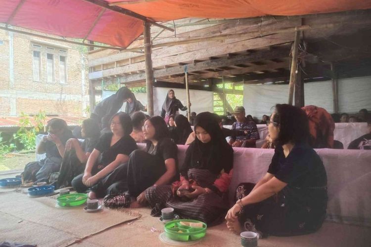 Warga dari keyakinan berbeda dijamu keluarga berduka. 