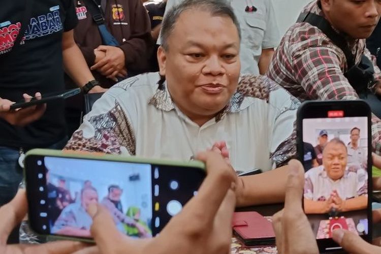 Wakasek Kurikulum dan SDM SMK Telkom Sekar Kemuning, Kota Cirebon Cahya Haryadi memberi keterangan kepada media di Cirebon, Kamis (16/3/2023).
