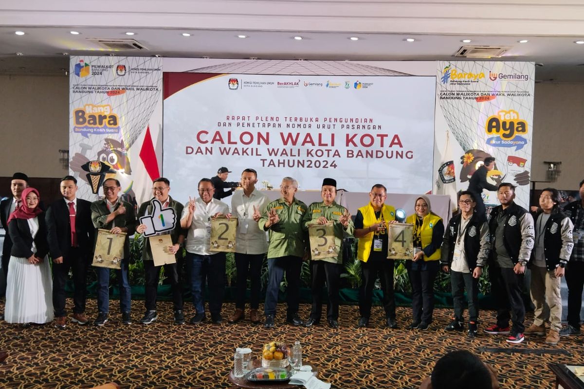 Empat pasangan calon wali kota dan wakil wali kota Bandung memperlihatkan nomor urut Pilkada Kota Bandung 2024, Senin (23/9/2024). 