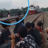 Video Viral Detik-detik Pemuda Tertabrak Kereta Api di Jembatan Cisomang, KAI Beri Peringatan Tegas