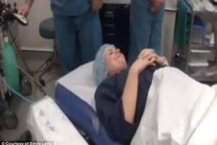 Dalam foto yang diambil dari video yang diunggah ke situs YouTube ini nampak Emily Letts (25) bersiap untuk melakukan aborsi.