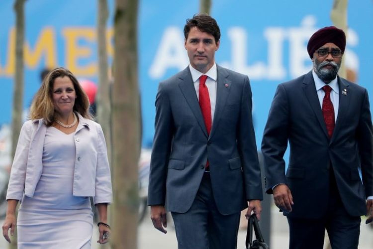 Menteri Luar Negeri Kanada Chrystia Freeland (kiri), Perdana Menteri Kanada Justin Trudeau (tengah), dan Menteri Pertahanan Kanada Harjit Sajjan (kanan), tiba untuk menghadiri pertemuan NATO di Brussels, Belgia, pada Kamis (12/7/2018). (AFP/Tatyana Zenkovich)