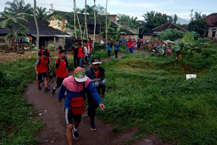 Siswa SMKN 1 Tuntang harus melewati jalan berlumpur karena ketiadaan akses kendaraan ke sekolah