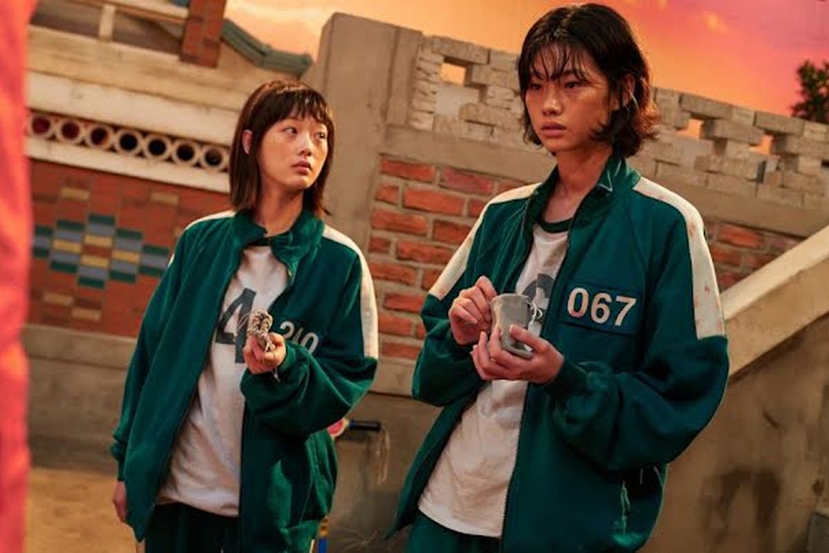 Lee Yoo Mi (pemeran Ji Yeong) dan Jung Ho Yeon (pemeran Kang Sae Byeok) dalam drama Squid Game.