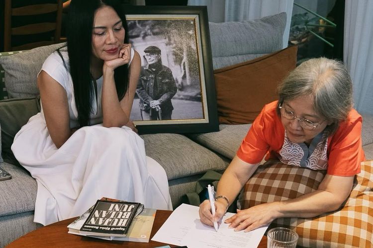 Dee Lestari Ditemani Istri Mendiang Sapardi Djoko Damono saat Rekaman Hujan Bulan Juni