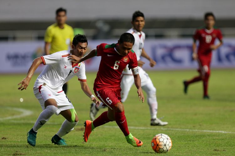 Pemain timnas Indonesia, Evan Dimas berebut bola dengan pemain timnas Myanmar, Thet Naing saat pertandingan persahabatan Indonesia melawan Myanmar di Stadion Pakansari, Cibinong, Bogor, Jawa Barat, Selasa (21/3/2017). Indonesia kalah 1-3 melawan Myanmar. KOMPAS IMAGES/KRISTIANTO PURNOMO