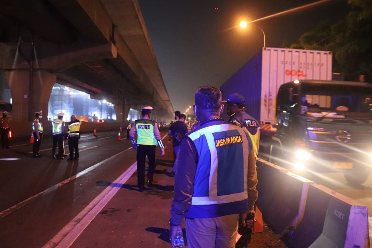 Jasa Marga lakukan penyekatan di Jalan Tol Jakarta-Cikampek