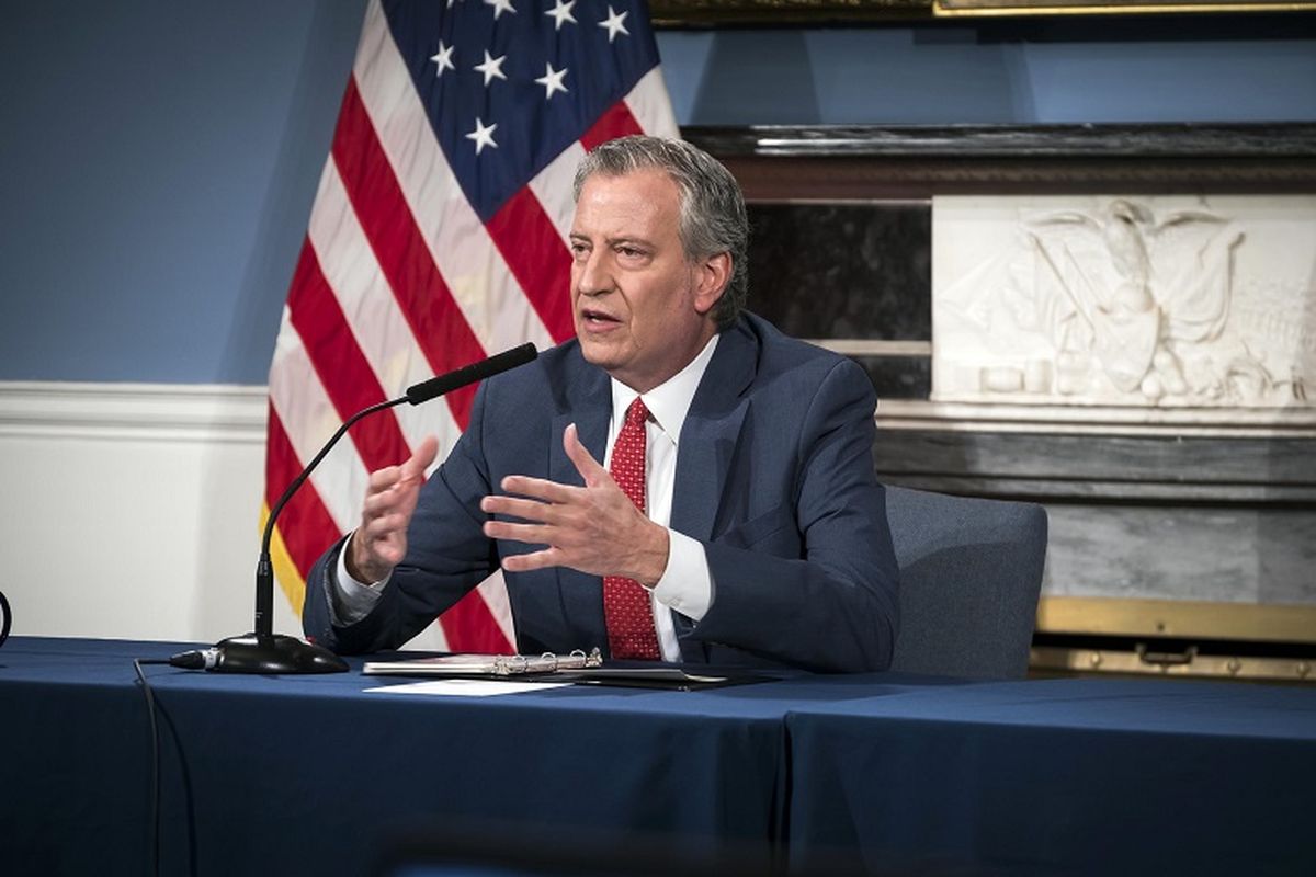 NEW YORK, AMERIKA SERIKAT - Walikota Bill de Blasio mengadakan konferensi pers mengenai coronavirus di New York, Amerika Serikat pada 23 April 2020. De Blasio mengumumkan bahwa sekitar 2 juta warga New York dapat menghadapi kerawanan pangan selama krisis akibat coronavirus yang melintasi negara.
