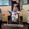 Bus Hidrolik Mudahkan Jemaah Haji Lansia Naik Bus tanpa Turun dari Kursi Roda