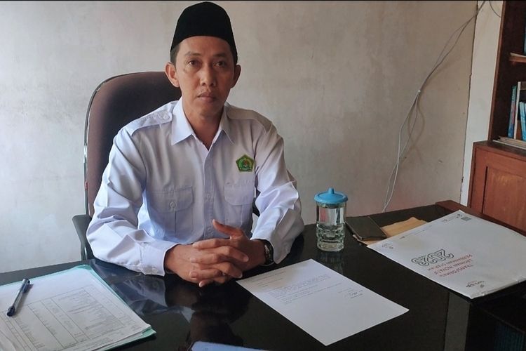 Kasi Bimas Kemenag Kota Cirebon, Rizki Riyadu Taufiq, memberikan penjelasan terkait rencana pengumpulan seluruh DKM Kota Cirebon antisipasi pelanggaran pemilu, pada Selasa (9/1/2023)