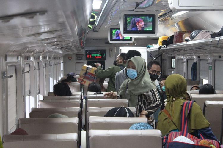 Suasana di gerbong dalam kereta api 