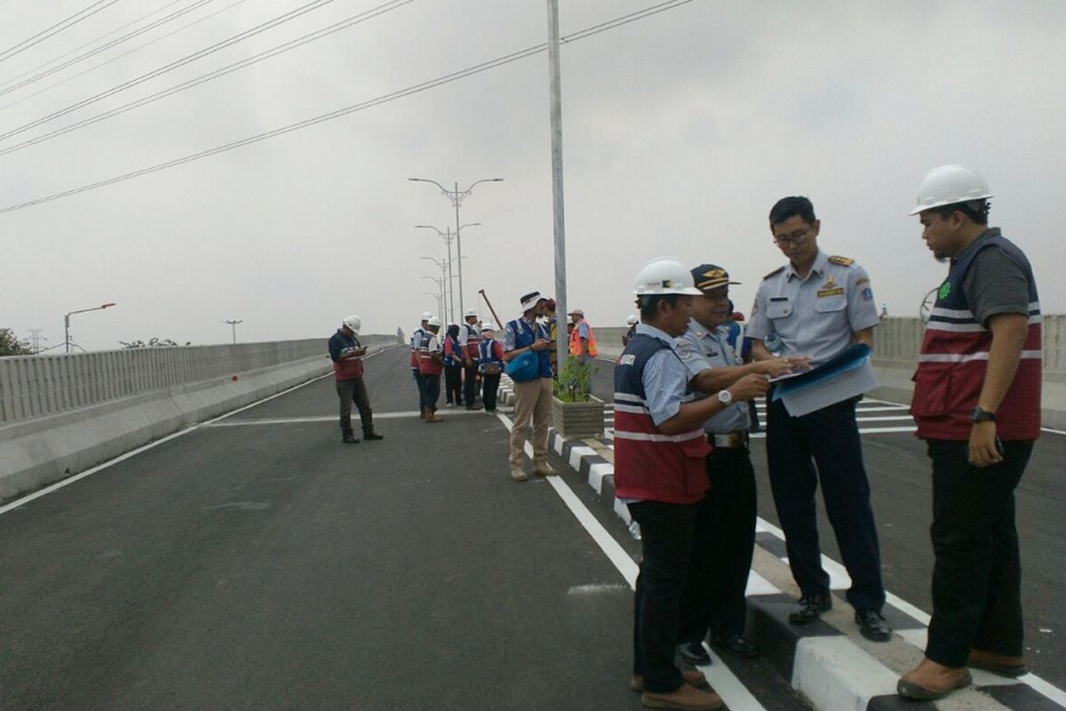 Suku Dinas Perhubungan Jakarta Timur lakukan persiapan jelang uji coba Flyover Cipinang Lontar, Kamis (22/2/2018)