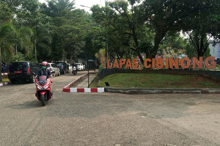 Seorang petugas Lapas Kelas IIA Cibinong sedang melakukan pengawasan jelang dibebaskannya para narapidana melalui program asimilasi rumah.