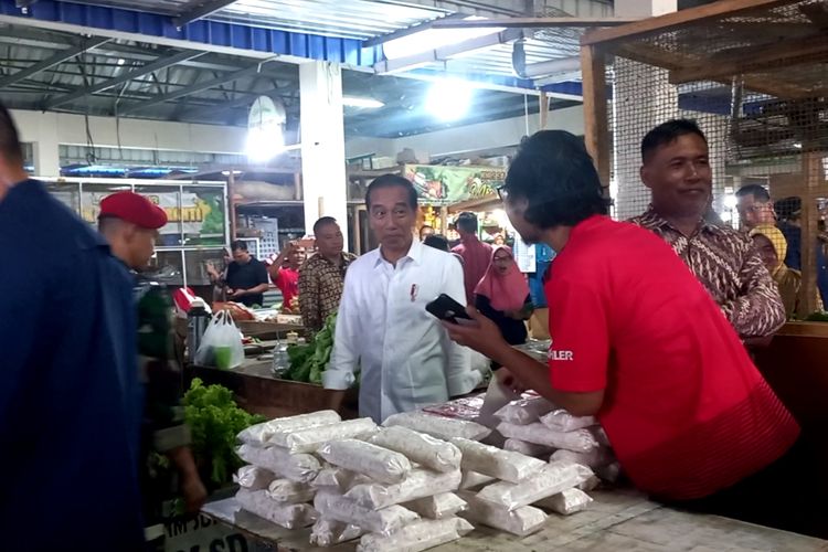 Presiden Joko Widodo atau Jokowi mengawali kunjungan kerjanya di Kota Purworejo dengan blusukan ke Pasar Pagi  Purworejo Selasa (2/1/2023)
