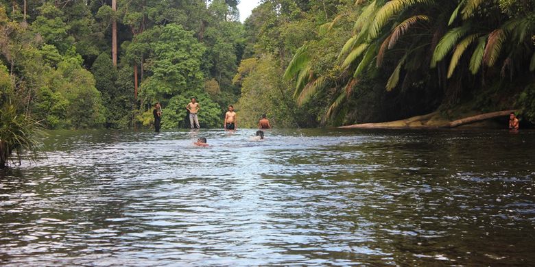 Sejumlah pengunjung menikmati segarnya air Sungai Hitam di kolam 2. Sungai Hitam berada di perbatasan Indonesia-Malaysia tepatnya di Kecamatan Seimenggaris, Kabupaten Nunukan, Kalimantan Utara. Sungai Hitam merupakan destinasi wisata alami yang belum dikelola oleh pemerintah daerah setempat. Untuk menuju lokasi tersebut pengunjung harus mencarter kendaraan karena belum ada kendaraan yang melayani secara reguler ke Sungai Hitam. Namun eksotisme warna sungai yang menghitam menjadi daya tarik tersendiri bagi pengunjung untuk datang.