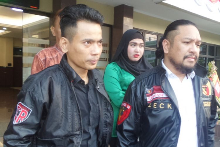 Januarisman alias Aris didampingi kuasa hukumnya melaporkan Ihsam Tarore ke Polres Metro Jakarta Selatan, Jumat (7/7/2017) sore.