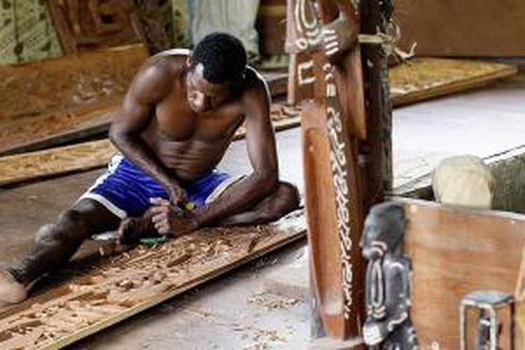 Pengukir dari Distrik Atsj, Kabupaten Asmat, Papua, menyelesaikan pekerjaannya untuk diikutsertakan dalam seleksi Pesta Budaya Asmat.