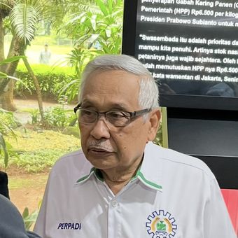 Ketua Umum Pengusaha Penggilingan Padi dan Beras (Perpadi) Sutarto Alimoeso usai tanda tangan MoU dengan Bulog dan Perpadi di kantor Kementan, Jakarta Selatan, Senin (10/2/2025).