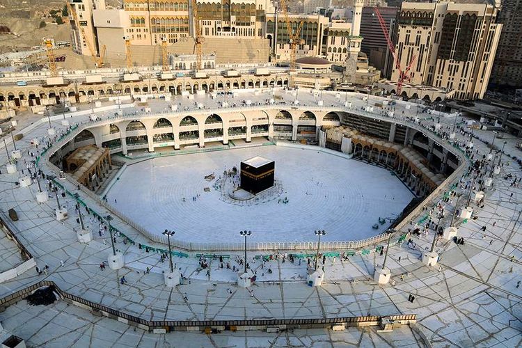 Situasi di sekitar Kabah, di dalam Masjidil Haram, Arab Saudi, kosong dari para jemaah saat diberlakukan sterilisasi, Kamis (5/3/2020). Terkait merebaknya virus corona, Pemerintah Arab Saudi menutup sementara kegiatan umrah dan melakukan sterilisasi di sekitar Kabah termasuk lokasi untuk melakukan sai di antara Bukit Safa dan Marwah.