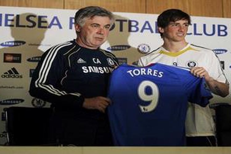 Carlo Ancelotti (kiri) dan Fernando Torres.