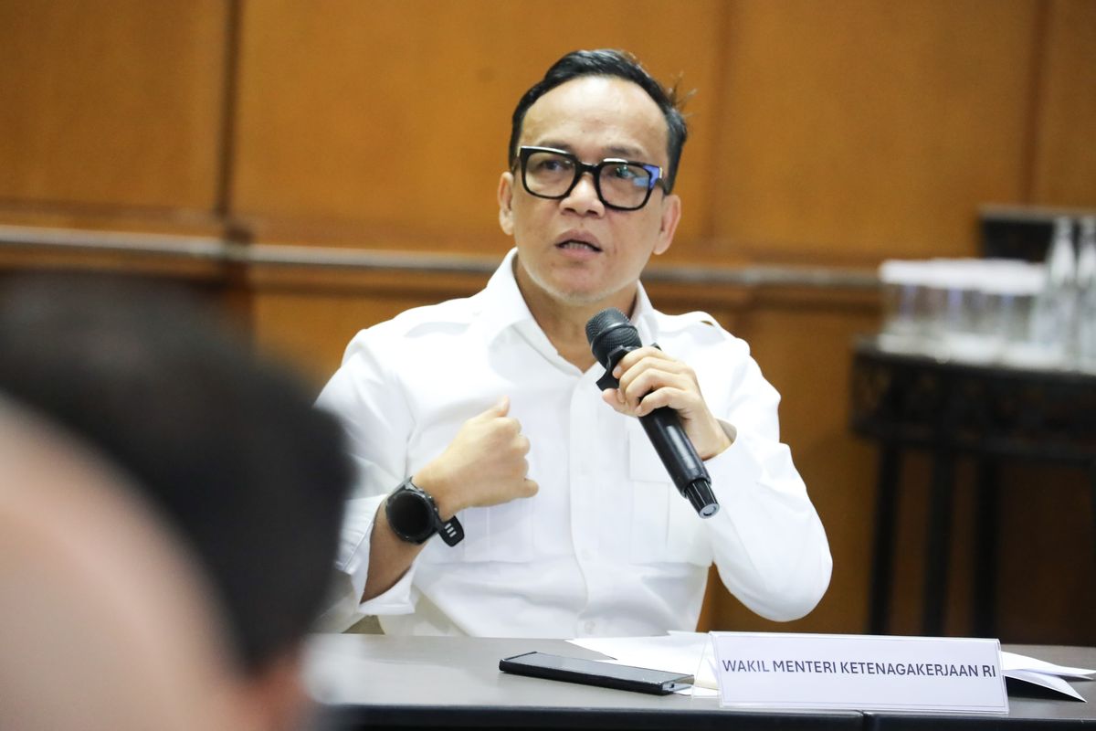 Wakil Menteri Ketenagakerjaan (Wamenaker) Immanuel Ebenezer Gerungan saat membuka focus group discussion (FGD) bertajuk Strategi Peningkatan Kompetensi dan Produktivitas Sumber Daya Manusia (SDM) Pascaphk di Bidang Industri Tekstil di Jakarta, Senin (17/3/2025).