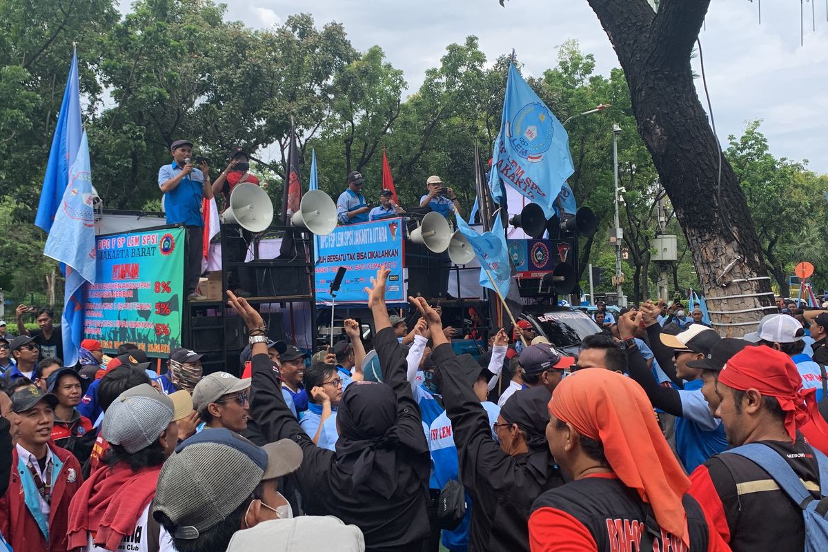 Buruh Demo di Balai Kota Jakarta, Tuntut Upah Rp 6,5 Juta untuk 2025