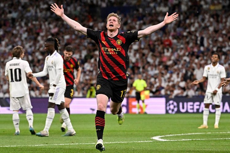 Gelandang Manchester City, Kevin de Bruyne, merayakan gol ke gawang Real Mdrid pada laga leg pertama semifinal Liga Champions Madrid vs Man City di Santiago Bernabeu, Madrid, pada Rabu (10/5/2023) dini hari WIB.