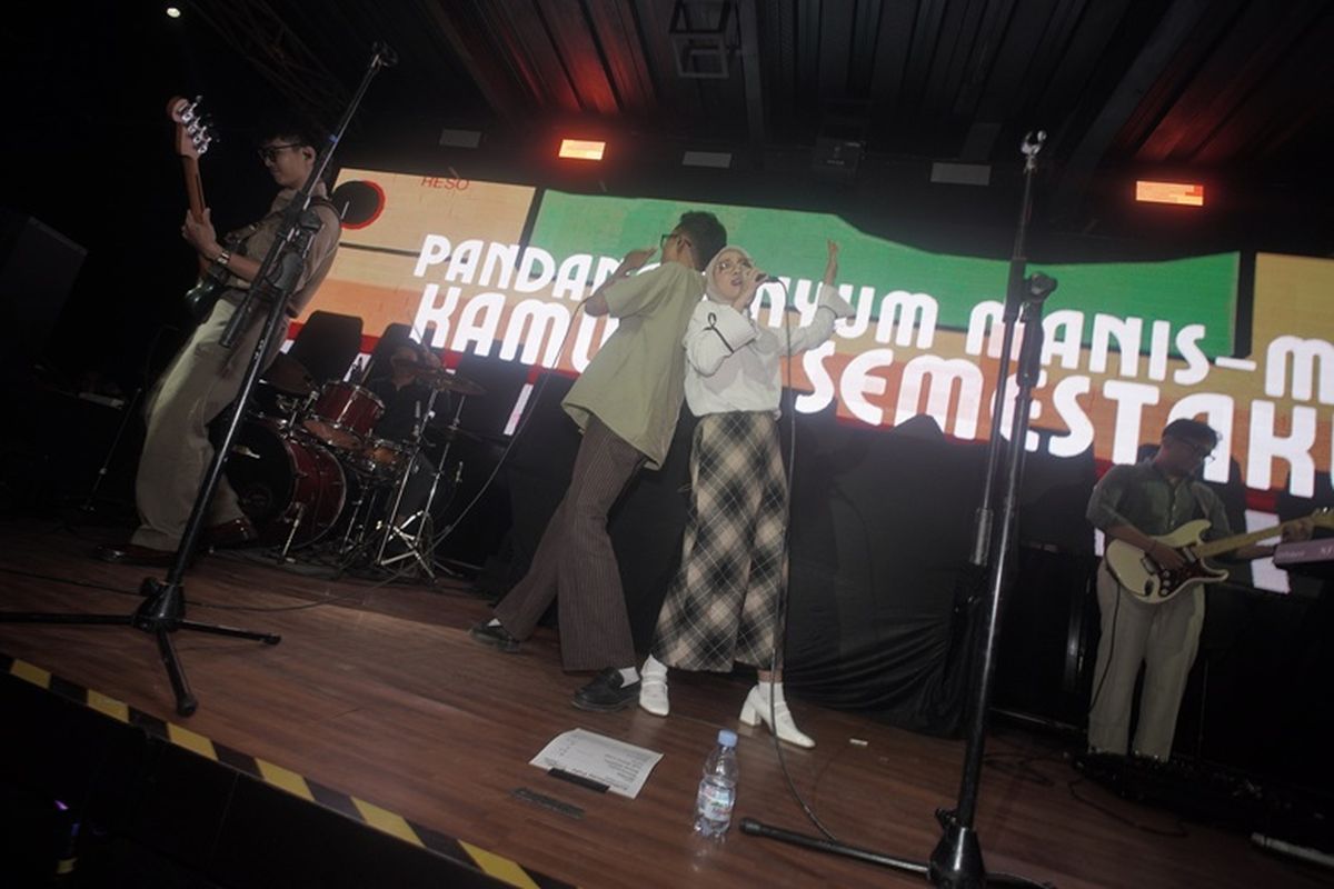 Soundroom Berpestapora Tour menghadirkan Traffic Jam (Surakarta), Mister Nobody (Jakarta Barat), dan Mad Madmen (Jakarta Selatan). 