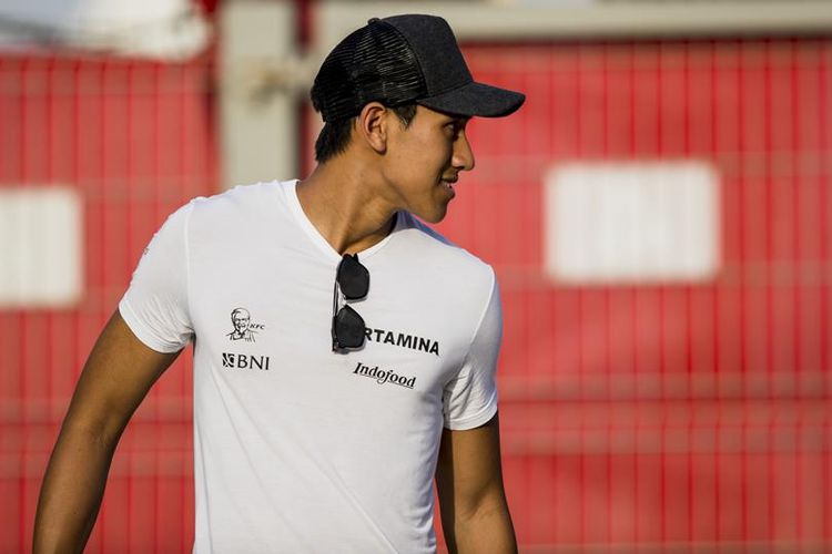 Pebalap Pertamina Arden asal Indonesia, Sean Gelael, berjalan di area paddock Sirkuit Internasional Bahrain, Sakhir, jelang seri perdana Formula 2 Bahrain, Kamis (14/4/2017).
