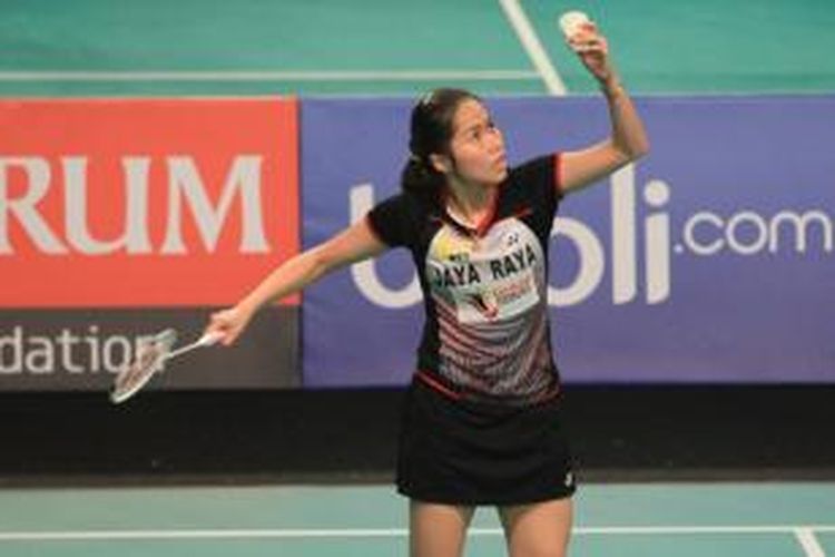 Pebulu tangkis asal Thailand dari tim Jaya Raya Jakarta, Ratchanok Intanon, bersiap melakukan servis saat menghadapi Kusunose Yuka dari tim Hakuto Bank Japan pada babak penyisihan Djarum Superliga Badminton di Denpasar, Selasa (27/1/2015).