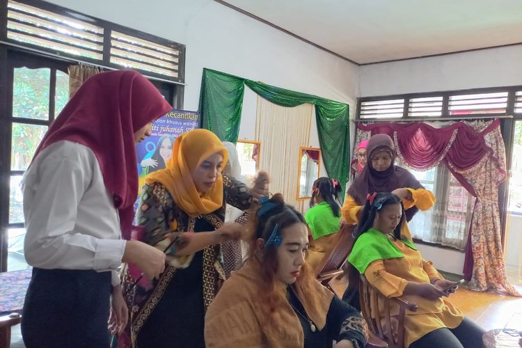 Peserta pelatihan sedang mempraktikkan cara menata rambut yang baik di Salon Ratu Kecantikan, Mijen, Kota Semarang.